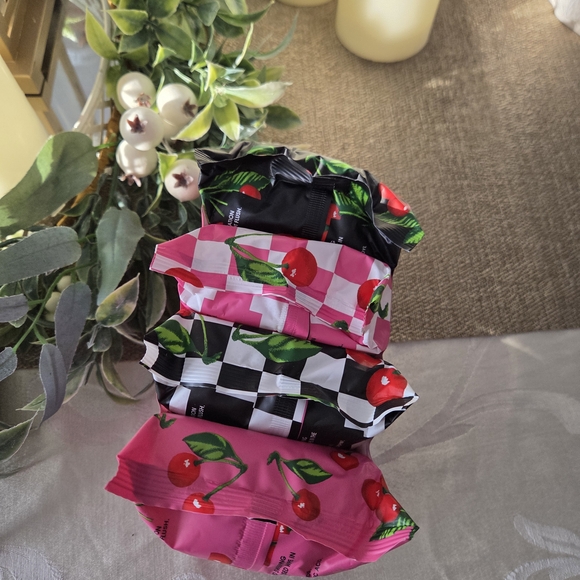 Betsey Johnson Pink Facial Wipes - 4 Pack - Picture 4 of 5